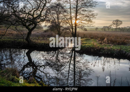 Un hiver coucher de soleil sur la rivière Dove, Beresford Dale, Peak District National Park, Angleterre Banque D'Images