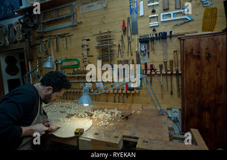 L'Europe, Italie, Lombardie, Cremona, atelier d'artisan luthier. Maître, Ricardo Grisales, Petar Andreev Banque D'Images