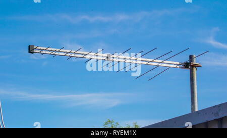 L'antenne satellite sur le dessus de la chambre dans la ville utilisée pour des signaux de télévision à la maison Banque D'Images