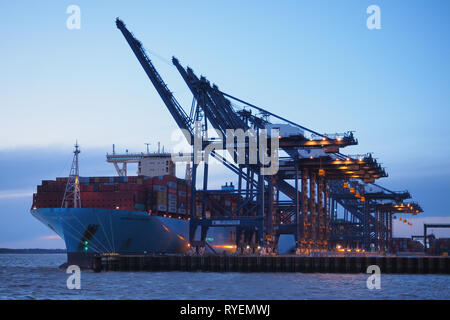 Port de Felixstowe, Suffolk, UK, 10 mars 2019 : grues conteneurs sur le cargo Maersk Marseille au crépuscule Banque D'Images