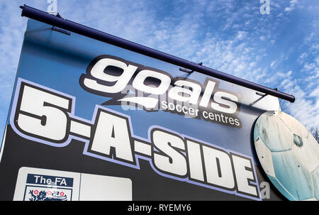 Les objectifs 5 un centre de foot Banque D'Images