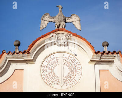 Varese - Italie, cadran solaire sur le Palais Estense fronton surmonté d'un aigle Banque D'Images