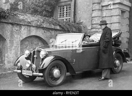 Transport / Transports, location de véhicules, véhicules, DKW F5/Luxus Cabriolet 700, vue de gauche de l'avant, 1937, Chemnitz de plaque d'immatriculation du véhicule, marque, limousine, cabriolet, convertible cabriolet, cabriolet, cabriolet, limousine, petite voiture, master class, Auto Union, traction avant, moteur voiture, auto, automobile, voiture, automobile, automobiles, autos, automobiles, voitures, Saxe, Allemagne, allemand, des Allemands, des années 30, 30s, 20e siècle, les gens, les hommes, homme, homme, transport, transport, avis, opinions, historique, historique, Additional-Rights Clearance-Info-Not-Available- Banque D'Images