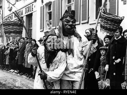 Fêtes, carnaval, Wolfach Fasnet, Fastnacht Procession, Schiltach en Forêt-Noire, diffusé "Zur Altweibermuehle', SWF, 23.2.1963, Additional-Rights Clearance-Info-Not-Available- Banque D'Images