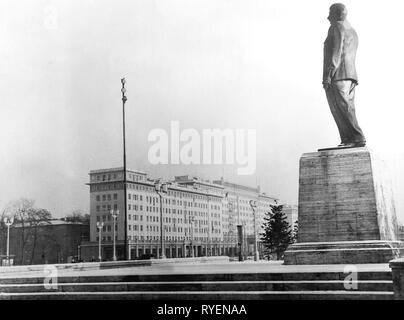 Géographie / voyage, Allemagne, République démocratique allemande, Berlin, scènes de rue, Stalinallee, statue de Joseph Staline, 1961 Additional-Rights Clearance-Info,--Not-Available Banque D'Images