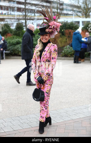 Gill Carpenter arrive devant Mesdames Jour du Festival de Cheltenham 2019 à l'Hippodrome de Cheltenham. Banque D'Images