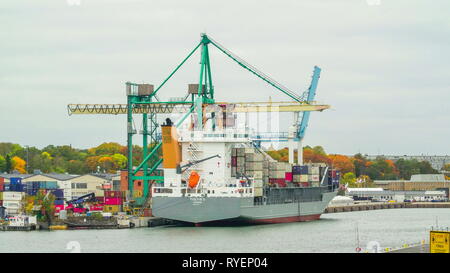 Un grand navire avec les cargaisons à l'intérieur de celui-ci à Stockholm en Suède avec la grande grue sur le dessus du port Banque D'Images