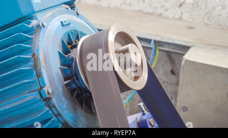 Plus près de la feuille blanche roulant sur la machine dans l'intérieur de l'Estonie Leevaku big blue machine Banque D'Images