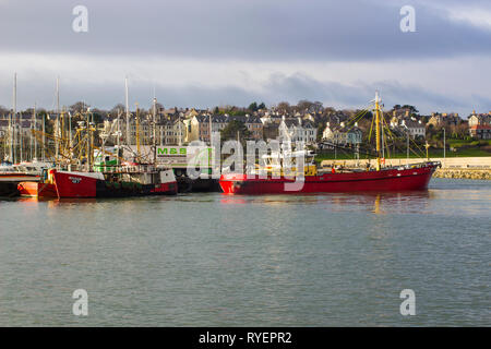 14 janvier 2017 iberthed Kilkeel Chalutiers dans le port de Bangor en Irlande du Nord, la coopération tout en prenant sur les fournitures. Banque D'Images