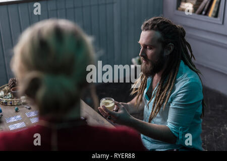 Beau barbu se concentrant sur son travail Banque D'Images