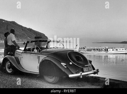 Transport / Transport, voitures, véhicules, Ford Roadster 1938 de l'Eifel, vue de gauche derrière, au lac de Constance, Allemagne, 1951, paysage, paysages, lacs, lac, excursion en bateau, bateau de plaisance, bateaux, bateaux de plaisance, voyages, voyages, voyages, voyage, voyage, vacances, location, vacances, loisirs, temps libre, loisirs, voiture de sport, roadster, voitures de sport, les roadsters, deux portes, deux portes, voiture, auto, automobile, voiture, automobile, automobiles, autos, automobiles, voitures, véhicule, véhicules, à l'Ouest, Additional-Rights Clearance-Info-Ge-Not-Available Banque D'Images