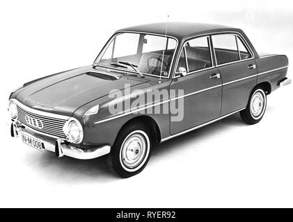 Transport / Transports, location de véhicules, véhicules, DKW F 102, vue de gauche de l'avant, 1963, F102, Auto Union, classe moyenne, limousine, quatre portes, quatre portes, grille de radiateur, Grille de calandre, radiateur radiateur, capot, grilles grilles de calandre, radiateur-coquilles, logo, logos, clipping, cut out, cut-out, cut-outs, voiture, auto, automobile, voiture, automobile, automobiles, autos, automobiles, voitures, Allemagne, 1960, 60s, 20e siècle, des transports, des transports, de l'avis, de points de vue, historique, historique, Additional-Rights Clearance-Info-Not-Available- Banque D'Images