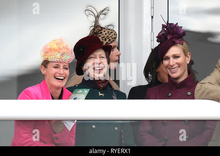 Dolly Maude (à gauche), la Princesse Royale et Zara Tindall regardez la course au cours de l'action Femmes Jour de la Cheltenham Festival 2019 à l'Hippodrome de Cheltenham. Banque D'Images