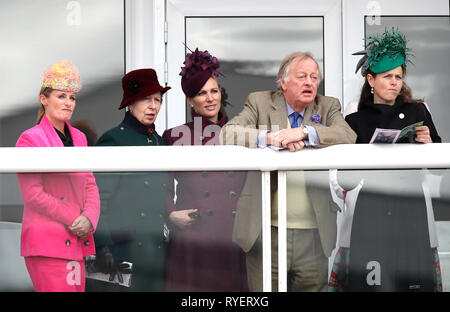 Dolly Maude (à gauche), la Princesse Royale, Zara Tindall et Andrew Parker Bowles regardez la course au cours de l'action Femmes Jour de la Cheltenham Festival 2019 à l'Hippodrome de Cheltenham. Banque D'Images