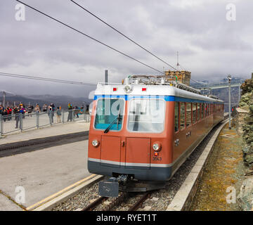 Gornegrat, Suisse - le 16 septembre 2018 : un train de voyageurs de la gare de Gornergrat Gornergrat debout à la station sur le sommet de la montagne Banque D'Images