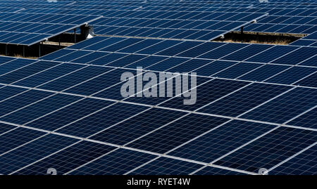Des panneaux solaires dans une rangée, panneaux solaires, réseau système photovoltaïque de près. Banque D'Images
