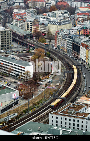 Vue de dessus sur Berliner gare et train Banque D'Images