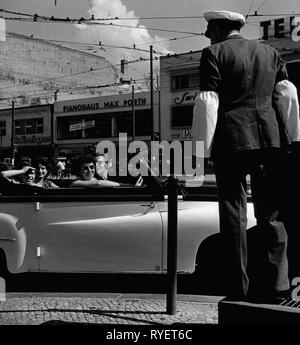 Transport / Transport, street, la régulation du trafic, policier à Kurfürstendamm, Berlin, 1951, Additional-Rights Clearance-Info-Not-Available- Banque D'Images