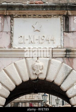 21-XI-1944 inscription sur le mur au-dessus de l'entrée de la vieille ville de Kotor, Monténégro Banque D'Images