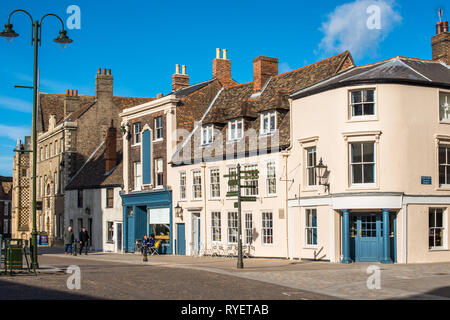 De caractère ancien boutiques à côté de la Guildhall le samedi Place du marché de Kings Lynn, Norfolk, East Anglia, Angleterre, Royaume-Uni. Banque D'Images