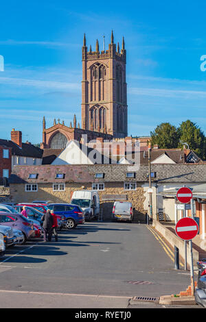 L'église de Saint-Laurent dans la région de Ludlow Centre-ville vu de la bibliothèque Parking, Shropshire, Angleterre Banque D'Images