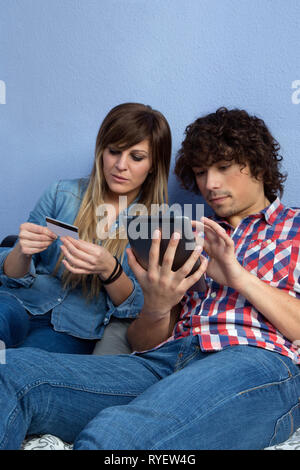 Couple achat en ligne de tablettes Banque D'Images