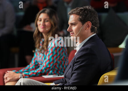 Sara Jimenez (L) et Albert Rivera (R) sont vus assister à ce débat sur la discrimination qui existe en Espagne. Banque D'Images