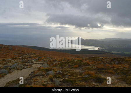 Le chemin à pied jusqu'au sommet de l'île d'Arran, Goatfell et traversée en mer à Brodick Banque D'Images