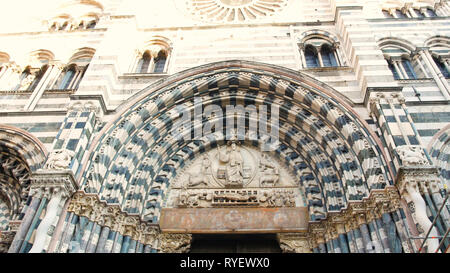 Portails de la façade de la cathédrale de San Lorenzo, est le plus important lieu de culte catholique dans la ville de Gênes Banque D'Images