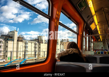 Les passagers dans la voiture de métro de Vienne, Autriche Banque D'Images