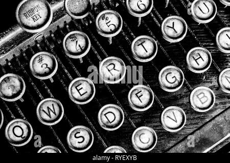 Machine à écrire antique - Une Antique Machine à écrire, les touches QWERTY traditionnelle montrant I Banque D'Images