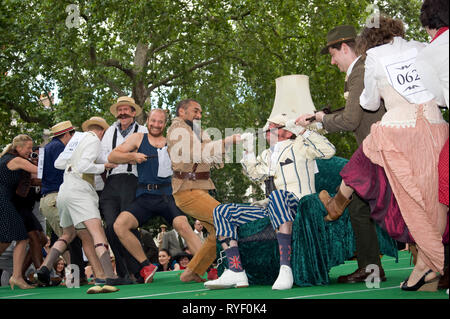 2010 Olympiade Chap : throw back event excentrique avec themed entertainment et défis, y compris les associations jousting , le hurling sandwich concombre , Bedford Square, Londres WC1 - Samedi 17 juillet 2010 . Chaque année en cours d'exécution à partir de 2005, l'Olympiade Chap est devenue la plus excentrique événement sportif, attirer les Londoniens à cette fameuse célébration de l'ineptie d'athlétisme et immaculée de plis. Presse à pantalons Accueilli par le Chap Magazine (un journal mensuel célébrer, de tweed hat cylindres inf rieurs et martinis) et Bourne et Hollingsworth (la partie Blitz derrière fellows et interdiction), l'Oly Chap Banque D'Images