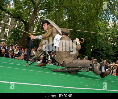 2010 Olympiade Chap : throw back event excentrique avec themed entertainment et défis, y compris les associations jousting , le hurling sandwich concombre , Bedford Square, Londres WC1 - Samedi 17 juillet 2010 . Chaque année en cours d'exécution à partir de 2005, l'Olympiade Chap est devenue la plus excentrique événement sportif, attirer les Londoniens à cette fameuse célébration de l'ineptie d'athlétisme et immaculée de plis. Presse à pantalons Accueilli par le Chap Magazine (un journal mensuel célébrer, de tweed hat cylindres inf rieurs et martinis) et Bourne et Hollingsworth (la partie Blitz derrière fellows et interdiction), l'Oly Chap Banque D'Images