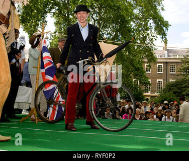 2010 Olympiade Chap : throw back event excentrique avec themed entertainment et défis, y compris les associations jousting , le hurling sandwich concombre , Bedford Square, Londres WC1 - Samedi 17 juillet 2010 . Chaque année en cours d'exécution à partir de 2005, l'Olympiade Chap est devenue la plus excentrique événement sportif, attirer les Londoniens à cette fameuse célébration de l'ineptie d'athlétisme et immaculée de plis. Presse à pantalons Accueilli par le Chap Magazine (un journal mensuel célébrer, de tweed hat cylindres inf rieurs et martinis) et Bourne et Hollingsworth (la partie Blitz derrière fellows et interdiction), l'Oly Chap Banque D'Images