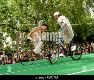 2010 Olympiade Chap : throw back event excentrique avec themed entertainment et défis, y compris les associations jousting , le hurling sandwich concombre , Bedford Square, Londres WC1 - Samedi 17 juillet 2010 . Chaque année en cours d'exécution à partir de 2005, l'Olympiade Chap est devenue la plus excentrique événement sportif, attirer les Londoniens à cette fameuse célébration de l'ineptie d'athlétisme et immaculée de plis. Presse à pantalons Accueilli par le Chap Magazine (un journal mensuel célébrer, de tweed hat cylindres inf rieurs et martinis) et Bourne et Hollingsworth (la partie Blitz derrière fellows et interdiction), l'Oly Chap Banque D'Images