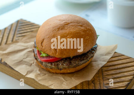 Petit hamburger sur un socle en bois Banque D'Images