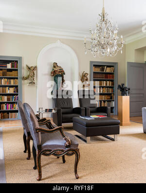 'Salon avec fauteuils en cuir et de sculptures en Schloss Unterleinleiter en Bavière, Allemagne. Banque D'Images