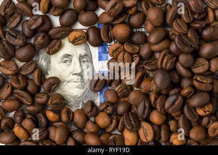 Les grains de café et une centaine de dollars. Les grains de café torréfié. Concept financier Banque D'Images