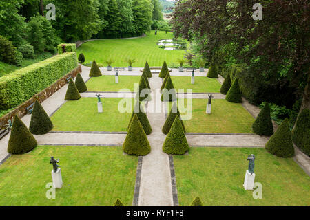 'Sculptures entourée d'arbres sur le Schloss Unterleinleiter en Bavière, Allemagne. Banque D'Images