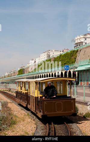 Volks Electric Railway, un chemin de fer à voie étroite de Patrimoine canadien, dans le sens de la longueur de la mer dans la ville côtière de Brighton, Sussex, Angleterre. Banque D'Images