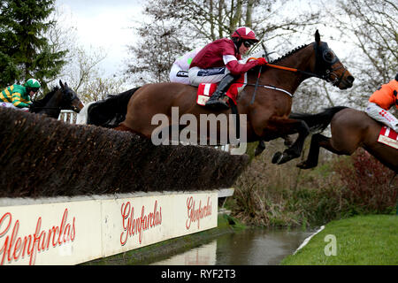 Rouleau de tigre monté par jockey Keith Donoghue va au-dessus d'un saut à l'eau dans le Glenfarclas Chase durant Mesdames Jour de la Cheltenham Festival 2019 à l'Hippodrome de Cheltenham. Banque D'Images