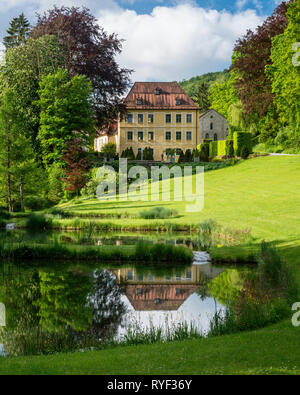 'Étang par Schloss Unterleinleiter en Bavière, Allemagne. Banque D'Images