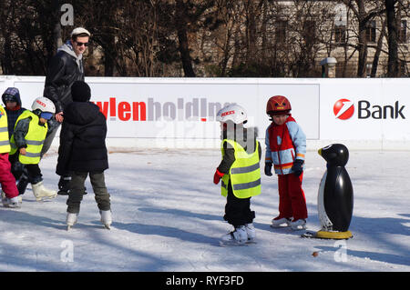 Vienne, Autriche - 31 janvier 2012 enfants : patin à glace à la Wiener Eistraum (patinoire). Banque D'Images