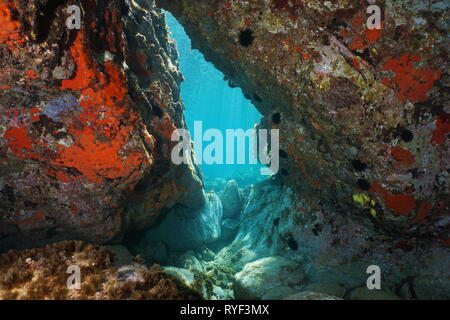 Un passage au-dessous des rochers sous l'eau dans la mer Méditerranée, scène naturelles, Italie Banque D'Images