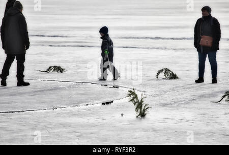 Corde de traction de l'enfant qui devient un cercle coupé dans la glace, Vikingarannet Sigtunarannet 2019, le lac Malaren, Sigtuna, Suède, Scandinavie Banque D'Images