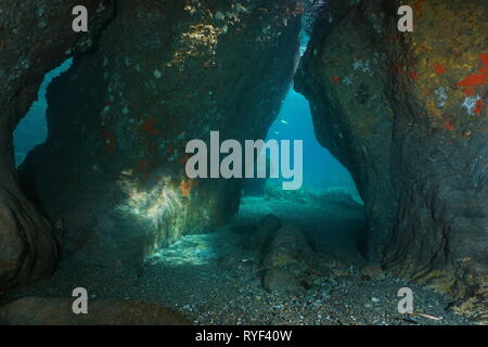 Le passage entre les rochers sous l'eau dans la mer Méditerranée, scène naturelle, France Banque D'Images