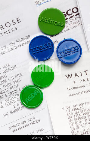 Les jetons de bienfaisance de Waitrose, Tesco et Asda supermarchés permettent aux clients de choisir de recevoir des dons de bienfaisance. Banque D'Images