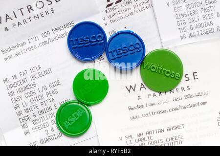 Les jetons de bienfaisance de Waitrose, Tesco et Asda supermarchés permettent aux clients de choisir de recevoir des dons de bienfaisance. Banque D'Images
