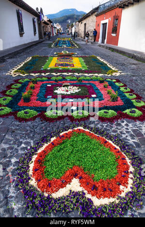 Antigua, Guatemala - 23 mars 2018 : Alfombre tapis de fleurs colorées avec une forme de coeur sur les rues pavées Banque D'Images