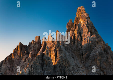 Alpenglow au lever du soleil sur la montagne de Monte Paterno. Les Dolomites De Sexten. Alpes Italiennes. Europe. Banque D'Images